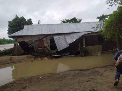 Giving relief to Sylhet flood victims on behalf of Bangladesh Computer Society.